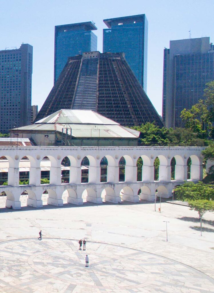 Descubra a história por trás dos Arcos da Lapa, o antigo aqueduto colonial que virou símbolo da boemia carioca.